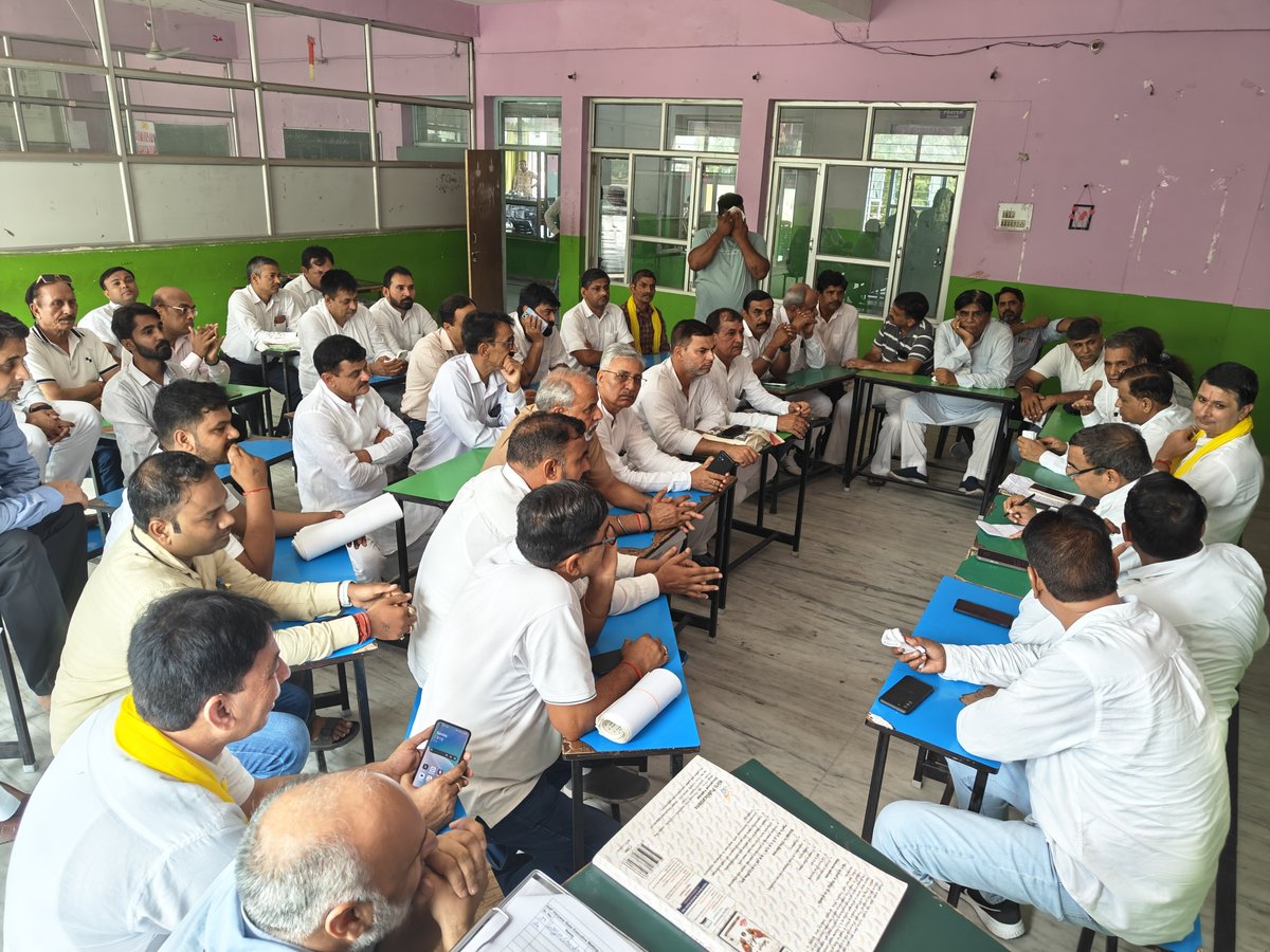 DrSushilKrGupta's tweet photo. 🔥 जींद में @AAPHaryana प्रदेश कार्यकारिणी बैठक: भाजपा सरकार की जनविरोधी नीतियों के खिलाफ प्रस्ताव पारित! इस दौरान प्रदेश स्तरीय कोर कमेटी का गठन किया गया। और सर्वसम्मति से कई
प्रस्ताव पारित किए गए।

मीटिंग के मुख्य संकल्प:
✅ पानी संकट व किसानों को MSP-मुफ्त बिजली की गारंटी।
✅ राम मंदिर के चंदा चोरों को सजा के लिए PM को भेजे जाएंगे लाखों हस्ताक्षर पत्र।
✅ SIR प्रक्रिया में 33 लाख वोटर्स प्रभावित होने पर 'आप' हरियाणा के BLA-2 द्वारा बूथ स्तर पर निगरानी।
✅ आशा कार्यकर्ताओं को पूर्ण कर्मचारी का दर्जा व बकाया मानदेय।
✅ पुलिस सुधार व अमानवीय व्यवहार के खिलाफ सख्त कार्रवाई
हरियाणा की जनता अब बदलाव चाहती है! ✊
#AAPHaryana #BadlegeHaryana #Jind