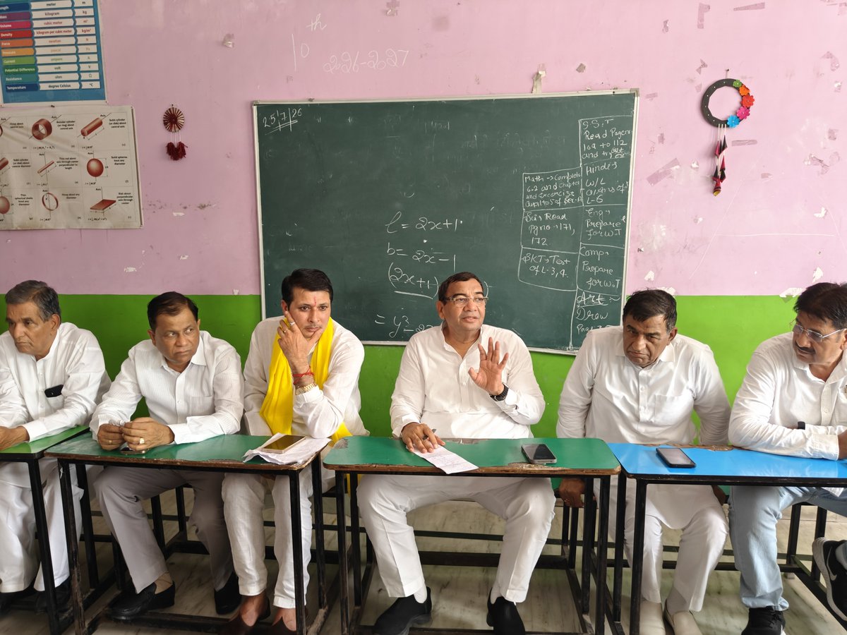 DrSushilKrGupta's tweet photo. 🔥 जींद में @AAPHaryana प्रदेश कार्यकारिणी बैठक: भाजपा सरकार की जनविरोधी नीतियों के खिलाफ प्रस्ताव पारित! इस दौरान प्रदेश स्तरीय कोर कमेटी का गठन किया गया। और सर्वसम्मति से कई
प्रस्ताव पारित किए गए।

मीटिंग के मुख्य संकल्प:
✅ पानी संकट व किसानों को MSP-मुफ्त बिजली की गारंटी।
✅ राम मंदिर के चंदा चोरों को सजा के लिए PM को भेजे जाएंगे लाखों हस्ताक्षर पत्र।
✅ SIR प्रक्रिया में 33 लाख वोटर्स प्रभावित होने पर 'आप' हरियाणा के BLA-2 द्वारा बूथ स्तर पर निगरानी।
✅ आशा कार्यकर्ताओं को पूर्ण कर्मचारी का दर्जा व बकाया मानदेय।
✅ पुलिस सुधार व अमानवीय व्यवहार के खिलाफ सख्त कार्रवाई
हरियाणा की जनता अब बदलाव चाहती है! ✊
#AAPHaryana #BadlegeHaryana #Jind