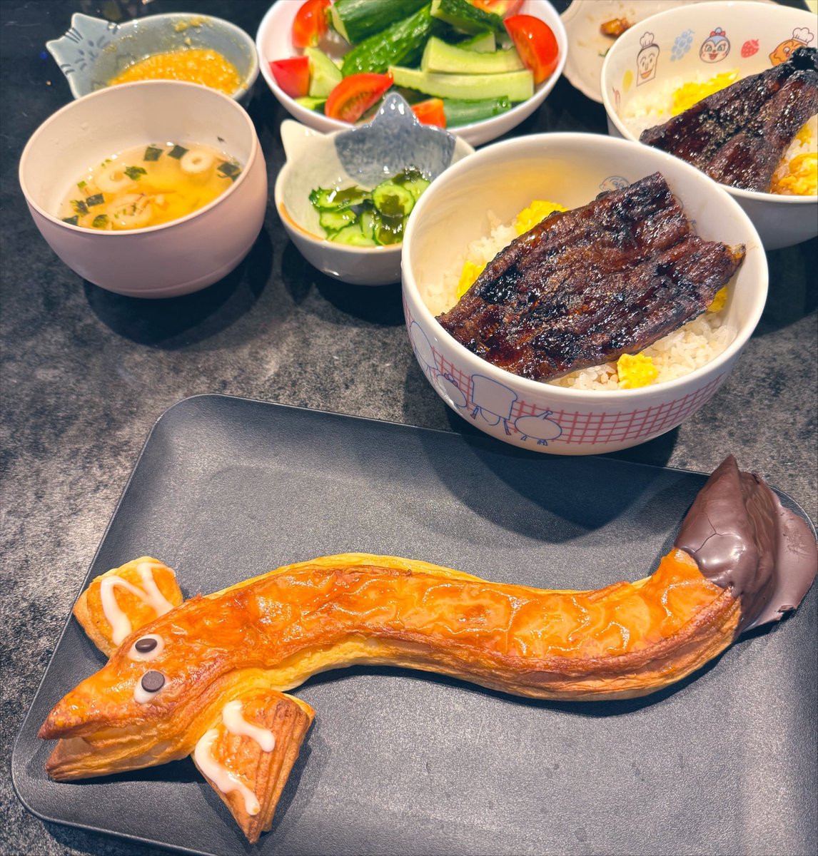 Gumio00's tweet photo. めっちゃ楽しみにしていた土用の丑の日の鰻の店頭販売、買った鰻めちゃくちゃ焦げてて身も薄くてぱりっぱりで焦げの味しかしなくて本当に酷かった………楽しみにしていたのに……………お値段もそれなりにしたのに…………………… https://t.co/6vyMCwr357