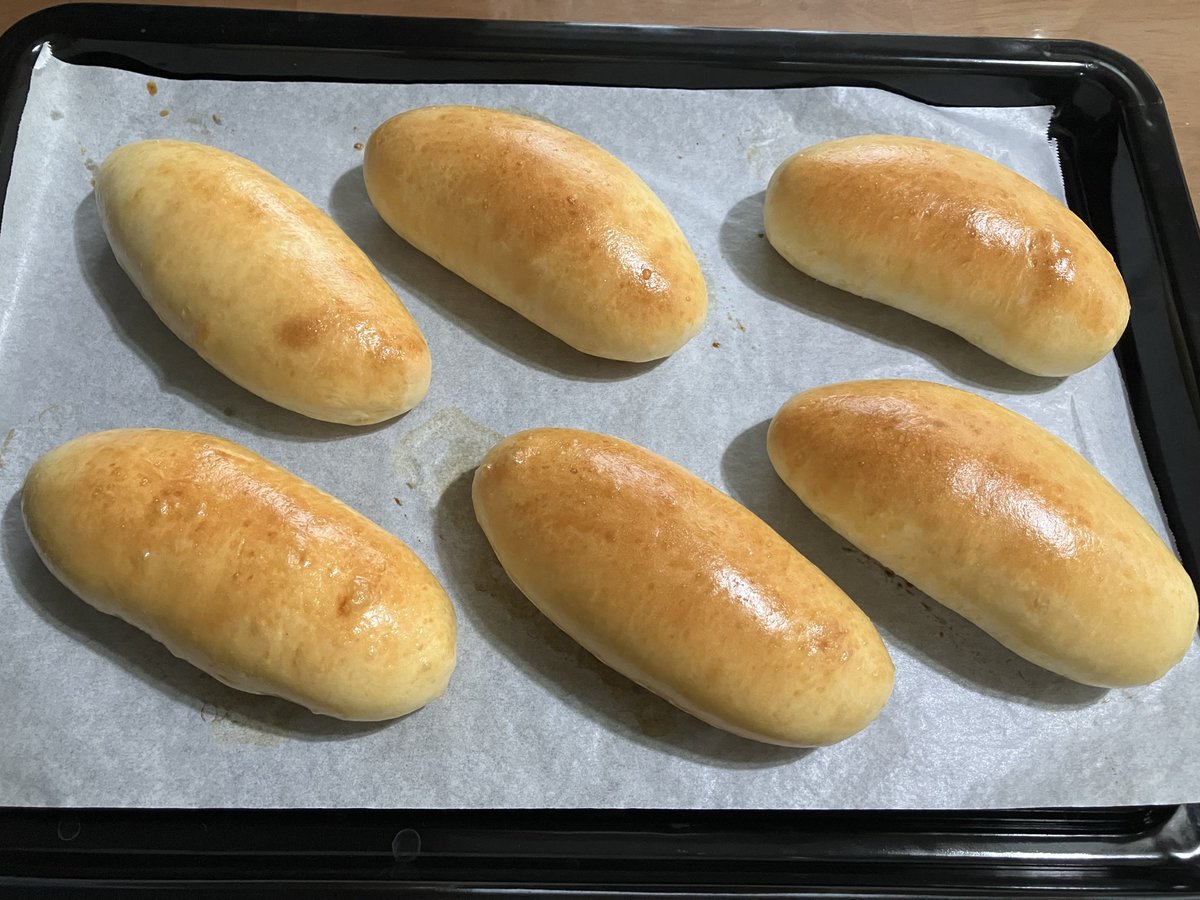 minaduki104's tweet photo. パン作り、発酵して大きくなったり、つやっとまるっと焼けたの見ると、なんか可愛いくて癒される
焼いてる時の匂いも癒される
ただ、発酵時間含め2時間以上かけて作ったのに、美味しくて一瞬でなくなっちゃう😂 https://t.co/HtkDCF36LQ