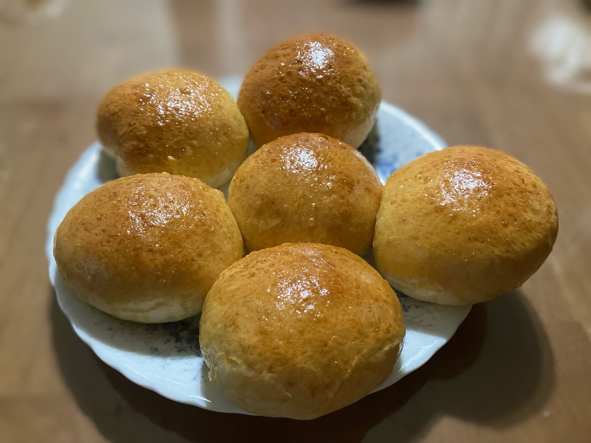 minaduki104's tweet photo. パン作り、発酵して大きくなったり、つやっとまるっと焼けたの見ると、なんか可愛いくて癒される
焼いてる時の匂いも癒される
ただ、発酵時間含め2時間以上かけて作ったのに、美味しくて一瞬でなくなっちゃう😂 https://t.co/HtkDCF36LQ