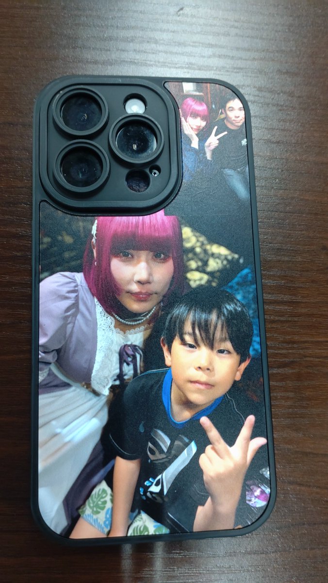 20mbhong's tweet photo. 昨日は推し活スマホケースが作れると噂で聞いたので、難波のエディオンに行ってきた。けどなんとｉＰｈｏｎｅ専用だったので、ママのケースを作成。
家族の推し活ケース完成。
＃推し活ケース https://t.co/gbszybbEt7