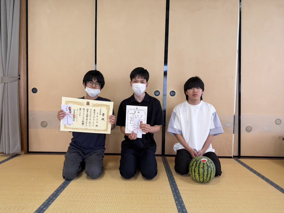 xiv1957's tweet photo. 賞金🍉スイカ争奪将棋大会
　開催日　令和８年７月２６日（日）　
会場　　長浜市民交流センター
大会結果
A級
優勝　🏆️中屋克幸　東大阪市
準優勝🏆️足立　哲　京都市
３位　🏆️橋向弥史　和泉市
（向かって右側→中屋、足立、橋向） https://t.co/LieWfheZYX