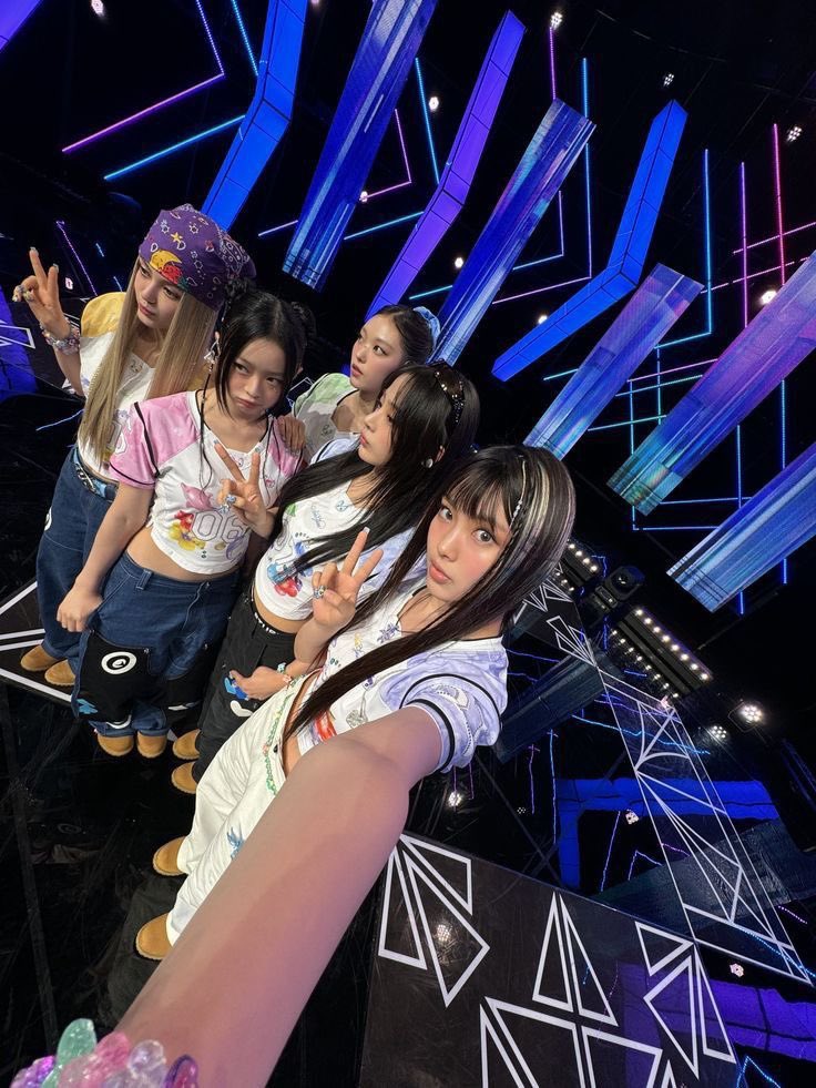 hyeinlvr27's tweet photo. When they make hyein take pics cuz shes tall 😭 https://t.co/Si5p3tkI0t