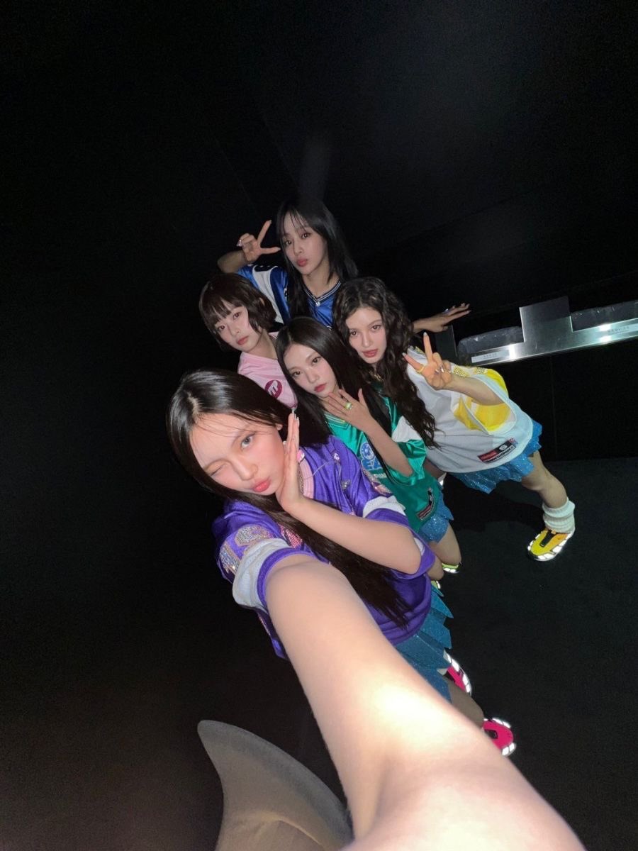 hyeinlvr27's tweet photo. When they make hyein take pics cuz shes tall 😭 https://t.co/Si5p3tkI0t