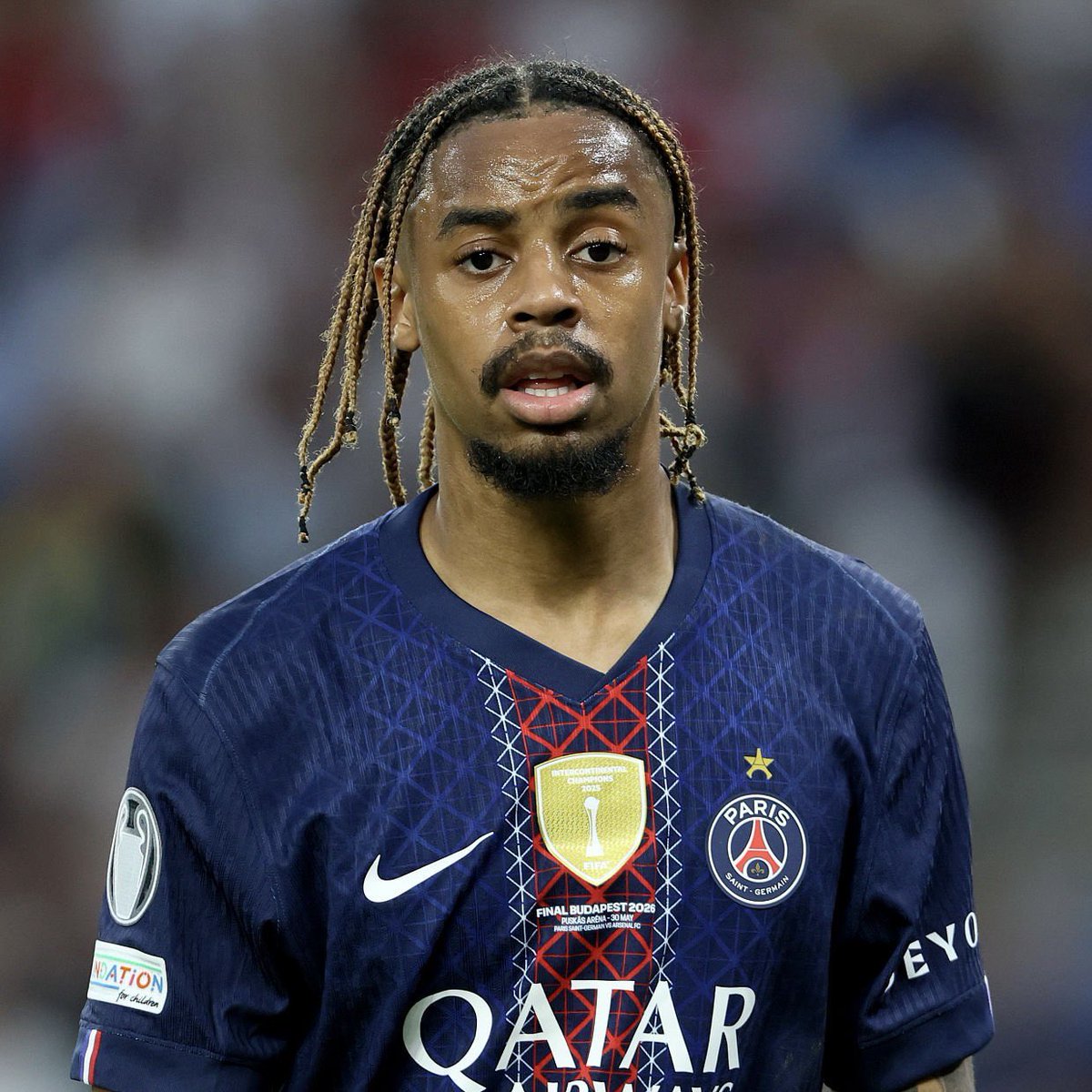 ActuFoot_'s tweet photo. 🚨 LUIS ENRIQUE 🇪🇸 EST CLAIR : IL NE VEUT QUE DES JOUEURS ENGAGÉS ENVERS LE PSG ! ❤️💙

Il ne garantira une place de titulaire à PERSONNE. ❌ 

🗞️ @JacobsBen https://t.co/zpD4q67DLt