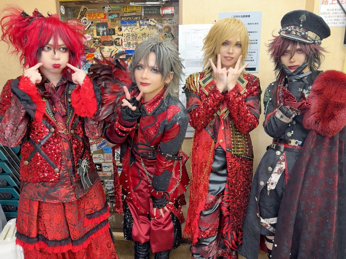 Royz_official's tweet photo. 水戸公演お疲れ様でした！そしてソールドアウトありがとうございました㊗️🎉外の暑さに負けないくらいの熱いライブでした✨次からいよいよ東京を離れ、浜松公演からスタートいたします！よろしくお願いいたします🔥🔥🔥🔥
#Royz https://t.co/h3cw1DaVfV