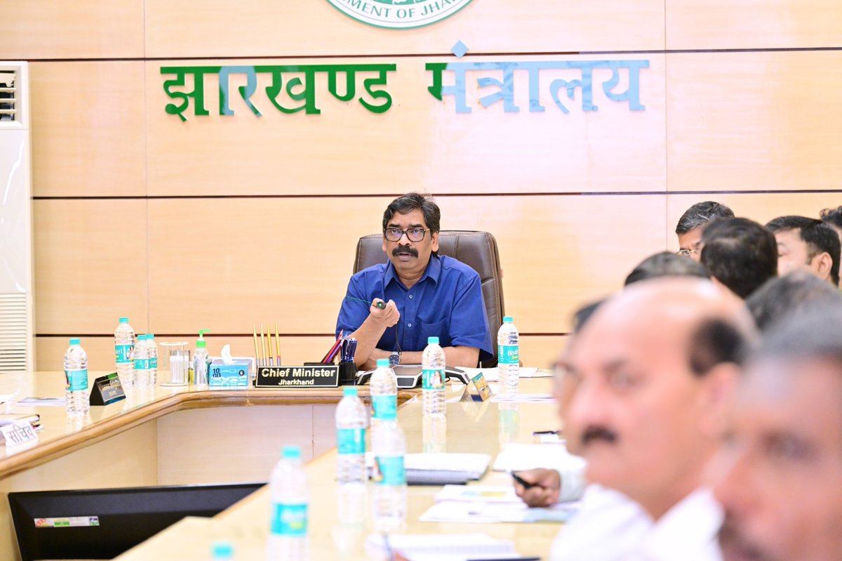 matiyamet_'s tweet photo. सीएम @HemantSorenJMM जी बच्चे आपके कॉमेंट बॉक्स में अपने अधिकारों की मांग कर रहे हैं।

यार बच्चे हैं उनका भी भविष्य है। https://t.co/66Bn3uC69X