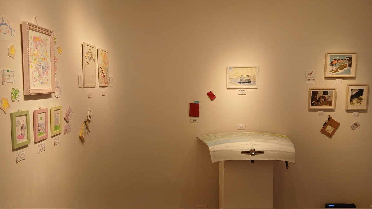 ayumgr's tweet photo. は  ま  や@oekakihamayaさん
主催グループ展

幸せのひきだし

思い出すと幸せになる、大切な記憶。作家さん自身のエピソードや想いが伝わってくる優しい展覧会でした。誰かや何かを愛する気持ちが、いずれかけがえのない記憶になっていくのかなあと思いました。

 @irorimura2005にて https://t.co/tL7D0o0Gnt
