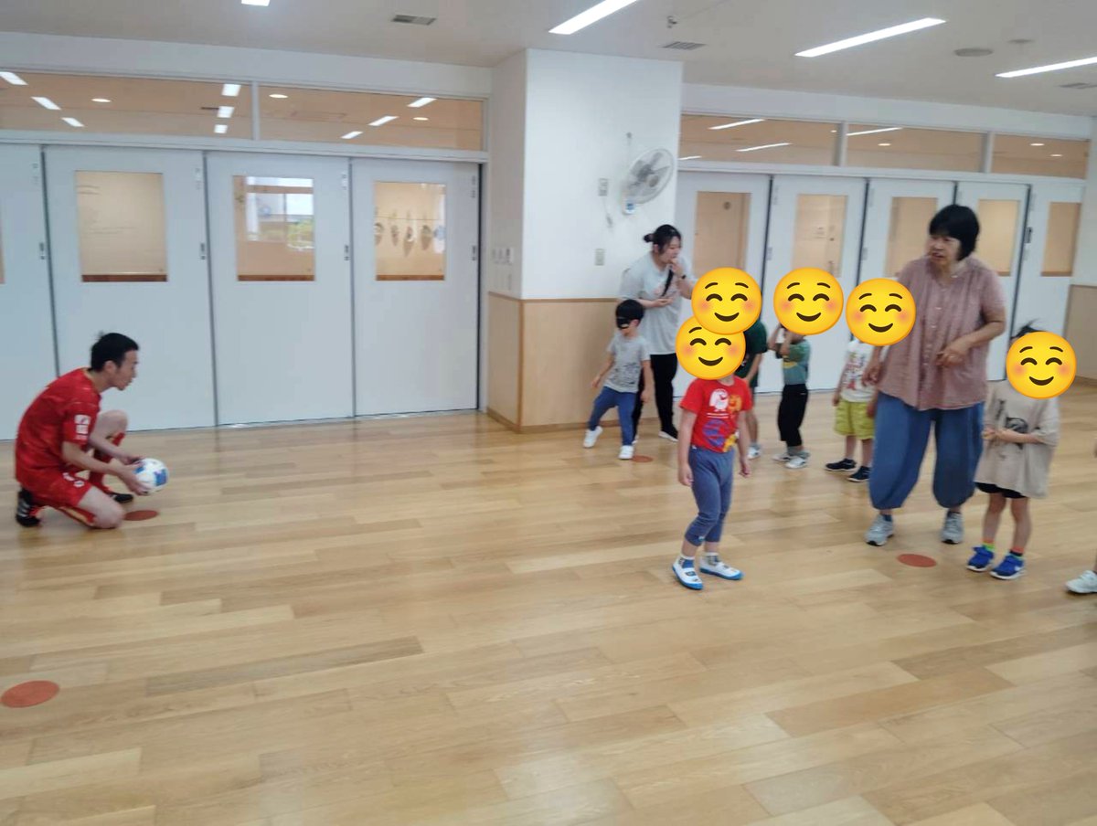 SetagayaBFC's tweet photo. 世田谷区立希望丘保育園 GKゆーの選手から⚽️半年以上ぶりに絵本の読み聞かせに参加しました♪子供たちの純粋で無垢な質問に答えるのに四苦八苦し伝わるようにGKのことについてお話ししました。僕たちと過ごしたこと話したことが、少しでも良い思い出になってくれたら嬉しいです😃#スフィーダ世田谷BFC https://t.co/2iKDySHzSf
