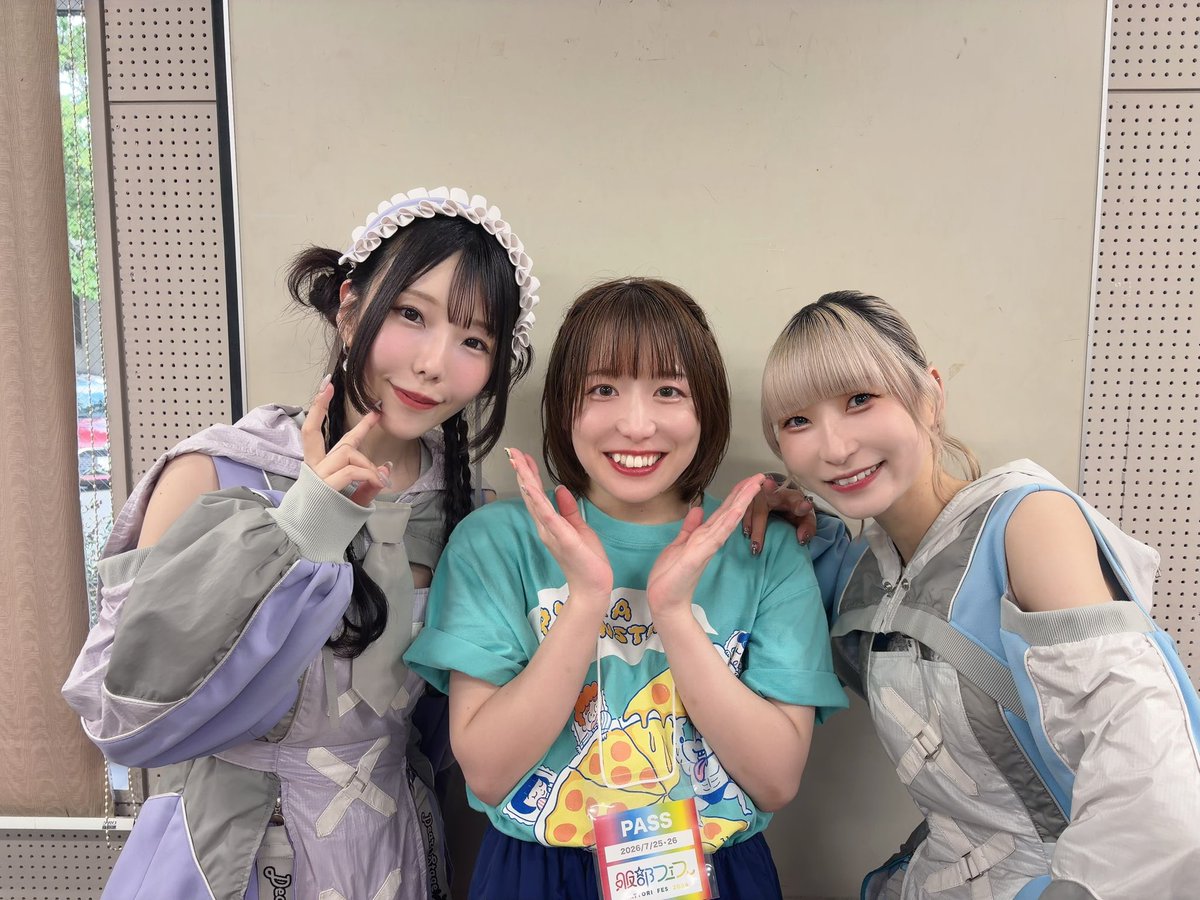 koharu_kinopo's tweet photo. 私がアイドルを目指すきっかけになった元でんぱ組.incの相沢梨紗さんとピンキーさんにお写真撮って頂きました🥲好きなものが何もなかった高校生の時にでんぱ組さんと出会って、そこから私はアイドルへの憧れを持つようになって、今きのホ。にいる〜。こはるを作ってくれたアイドル、、同じ楽屋にいて、同じイベントに出てるの、信じられなかった😭
これからもマイナスからのスタートなめんな精神で頑張るよ😭
#服部フェス2026