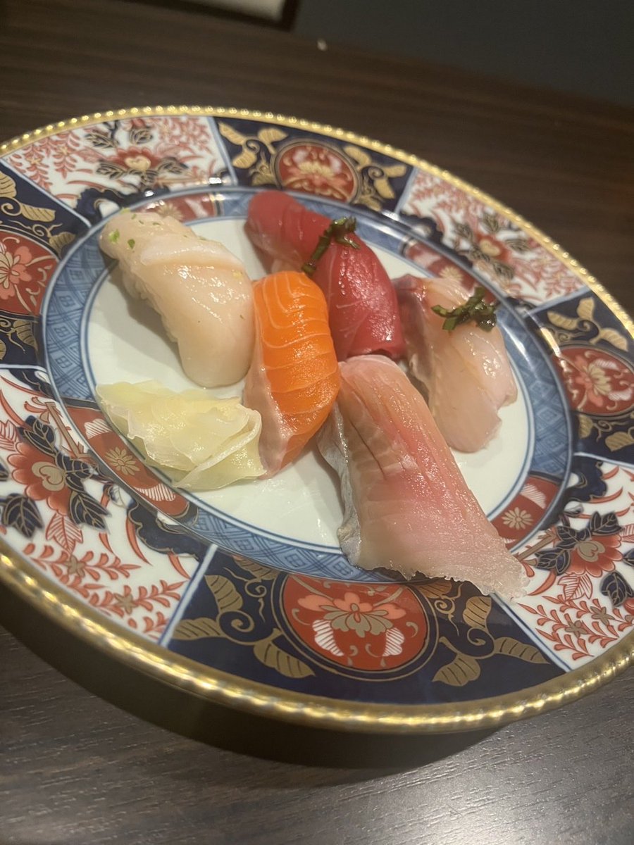 owakoneats's tweet photo. 寿司、出汁巻き、日本酒。最高 https://t.co/YccfRe7NYB