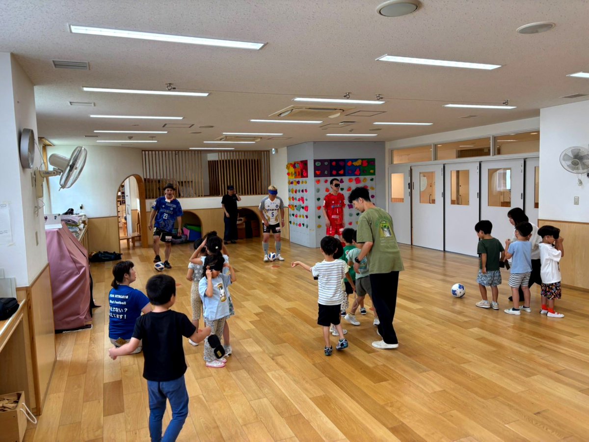 SetagayaBFC's tweet photo. 世田谷区立希望丘保育園 GKゆーの選手から⚽️半年以上ぶりに絵本の読み聞かせに参加しました♪子供たちの純粋で無垢な質問に答えるのに四苦八苦し伝わるようにGKのことについてお話ししました。僕たちと過ごしたこと話したことが、少しでも良い思い出になってくれたら嬉しいです😃#スフィーダ世田谷BFC https://t.co/2iKDySHzSf