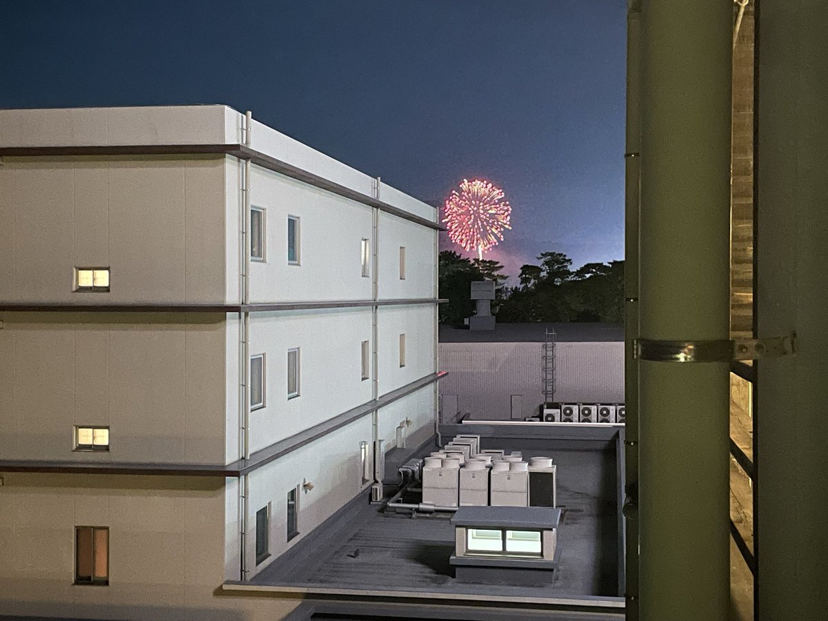 Takuligth000's tweet photo. ホテルのベランダにて花火大会🎆 https://t.co/WchrtuSp8t