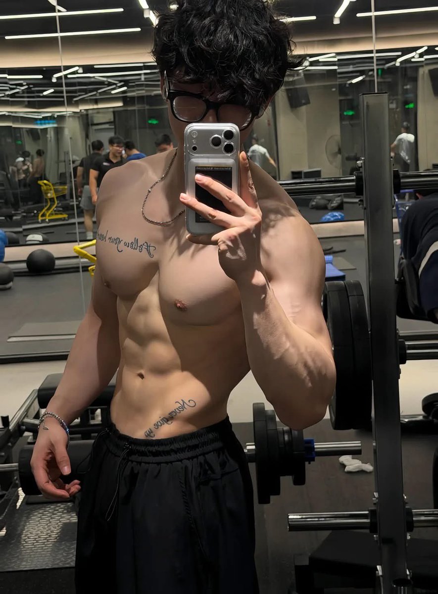 sciratoeybkk's tweet photo. แว่นล่ำๆมานี่ดิ๊ https://t.co/XqoKyDmHGq
