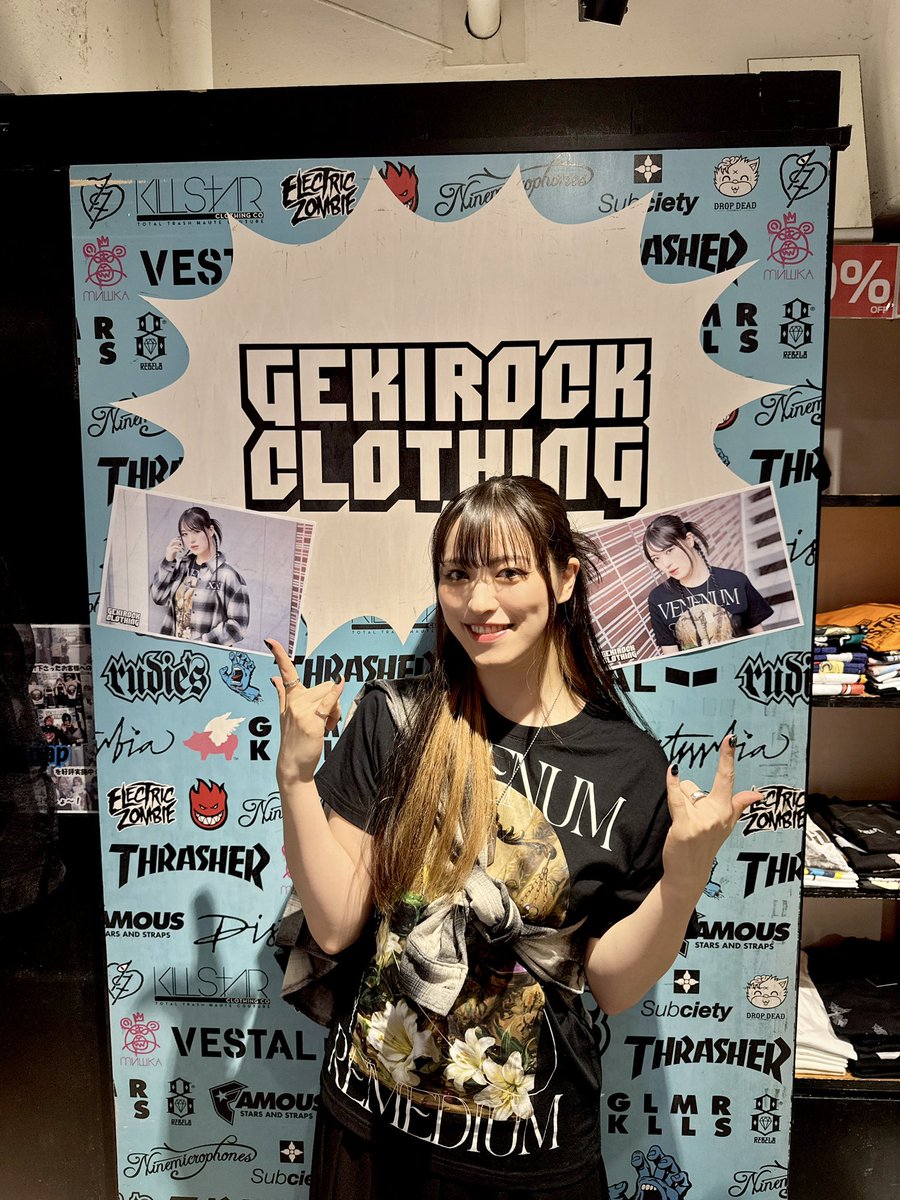 nippi1011's tweet photo. 取り急ぎ！！！

本日はGEKIROCK CLOTHING様コラボ特典会にお越しくださった皆様、お足元悪い中ありがとうございました🙏🏻💚💜

キャラクターグッズを身につけてくださってたり、コラボアイテムもそれぞれのコーディネートで楽しんでくださって、私も勉強になっちゃいました🤣

いつも作品を楽しんでくださる皆様と、こうして間近で交流ができてとても幸せでございました🫶🏻

お気をつけてお帰りくださいね！
これからも、アイテムで色んなコーデ楽しみましょう🎶