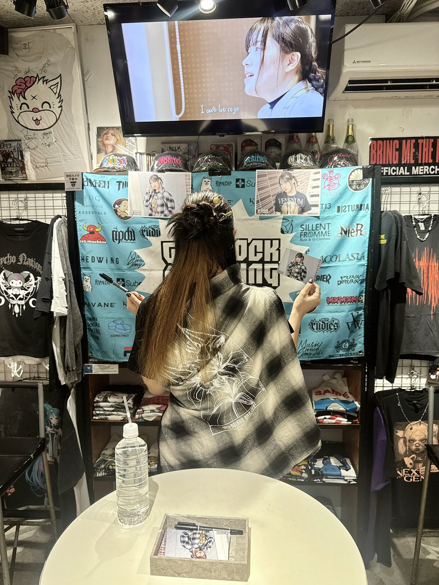 nippi1011's tweet photo. 取り急ぎ！！！

本日はGEKIROCK CLOTHING様コラボ特典会にお越しくださった皆様、お足元悪い中ありがとうございました🙏🏻💚💜

キャラクターグッズを身につけてくださってたり、コラボアイテムもそれぞれのコーディネートで楽しんでくださって、私も勉強になっちゃいました🤣

いつも作品を楽しんでくださる皆様と、こうして間近で交流ができてとても幸せでございました🫶🏻

お気をつけてお帰りくださいね！
これからも、アイテムで色んなコーデ楽しみましょう🎶