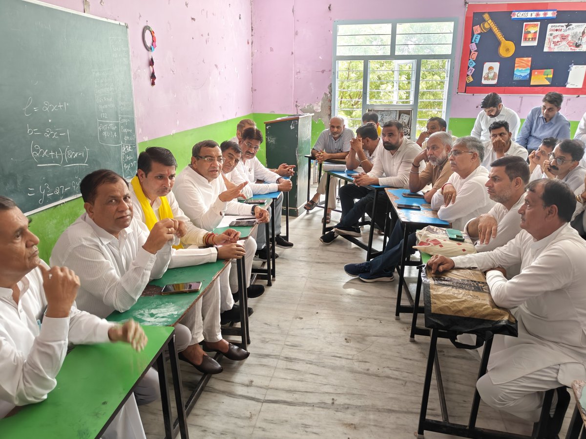 DrSushilKrGupta's tweet photo. 🔥 जींद में @AAPHaryana प्रदेश कार्यकारिणी बैठक: भाजपा सरकार की जनविरोधी नीतियों के खिलाफ प्रस्ताव पारित! इस दौरान प्रदेश स्तरीय कोर कमेटी का गठन किया गया। और सर्वसम्मति से कई
प्रस्ताव पारित किए गए।

मीटिंग के मुख्य संकल्प:
✅ पानी संकट व किसानों को MSP-मुफ्त बिजली की गारंटी।
✅ राम मंदिर के चंदा चोरों को सजा के लिए PM को भेजे जाएंगे लाखों हस्ताक्षर पत्र।
✅ SIR प्रक्रिया में 33 लाख वोटर्स प्रभावित होने पर 'आप' हरियाणा के BLA-2 द्वारा बूथ स्तर पर निगरानी।
✅ आशा कार्यकर्ताओं को पूर्ण कर्मचारी का दर्जा व बकाया मानदेय।
✅ पुलिस सुधार व अमानवीय व्यवहार के खिलाफ सख्त कार्रवाई
हरियाणा की जनता अब बदलाव चाहती है! ✊
#AAPHaryana #BadlegeHaryana #Jind