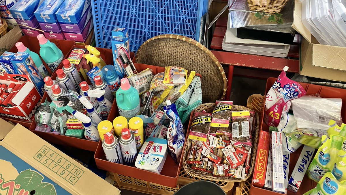 kororuffymint's tweet photo. 実家から一番近いなんでも売ってるお店…、
売り方がワイルドだろう👍
それにしても、表には重機が💦 https://t.co/jrxAevrKKz
