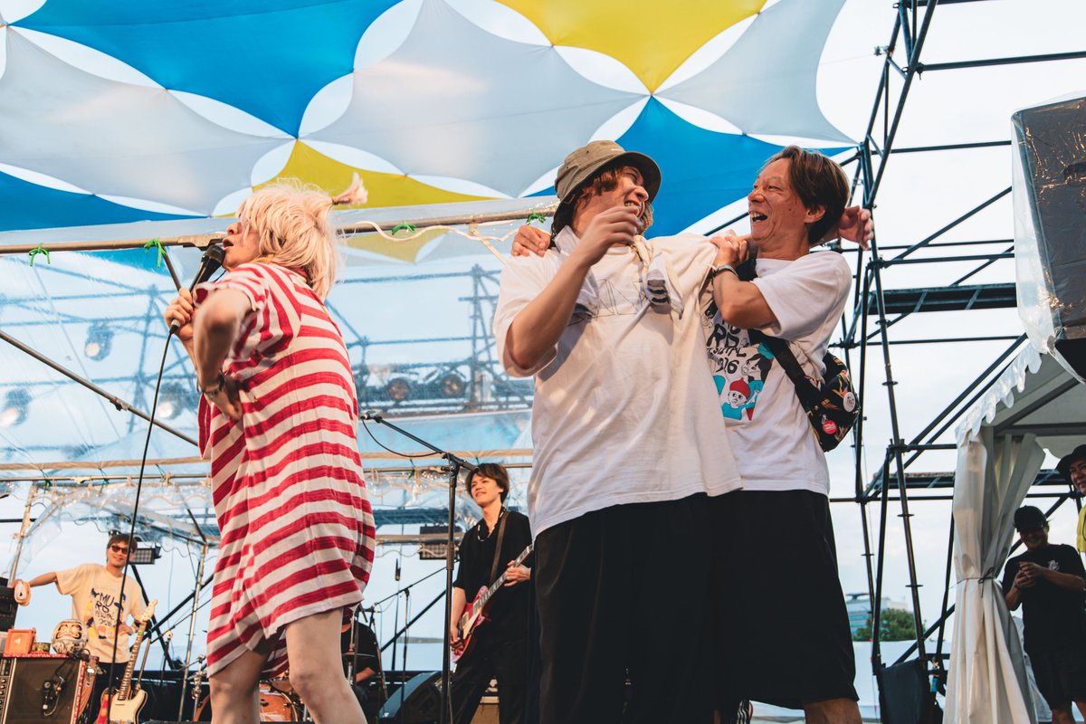 murofes's tweet photo. 【 #ムロフェス2026レポ 】

アルカラ結成24周年のまさに当日！ アルカラヒットソングメドレーを締めくくる“交差点”では、ムロさん＋GOTR千野＋グドモたなしんとムロフェス功労者が揃ってオンステージ。この曲を小さなライブハウスで聴いていた頃、こんな未来を想像できたかよ。「続けること」「交わること」の意味を身をもって示してくれた「24分間」だった。
（文字数オーバー）

pic @ideta0907
#murofes