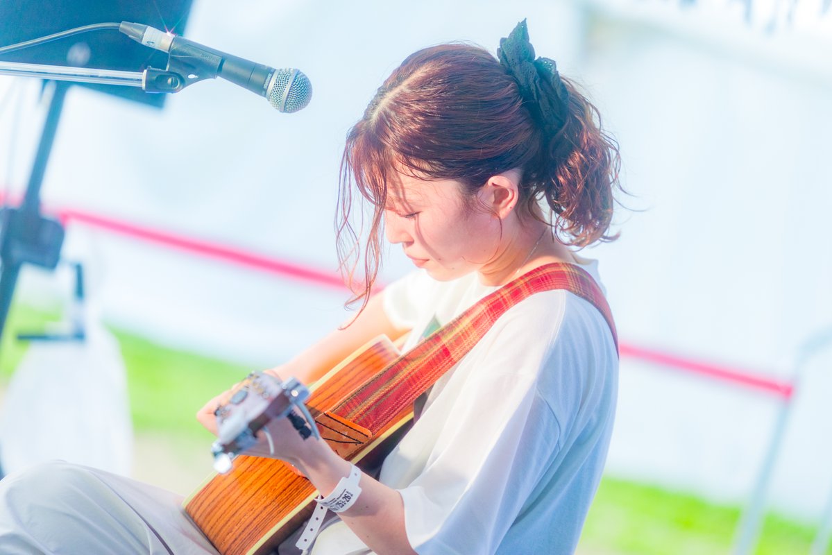 murofes's tweet photo. 【 #ムロフェス2026レポ 】

弾き語りで瑞々しい歌声を響かせるのはConton Candyから紬衣。
観客とコミュニケーションを取りながら歌う姿がチャーミングで、その声にたくさんの人が吸い寄せられてくる。
空がオレンジがかってきた頃にみんなで優しく歌った"ファジーネーブル"は格別だった。

pic @katada0326
#murofes