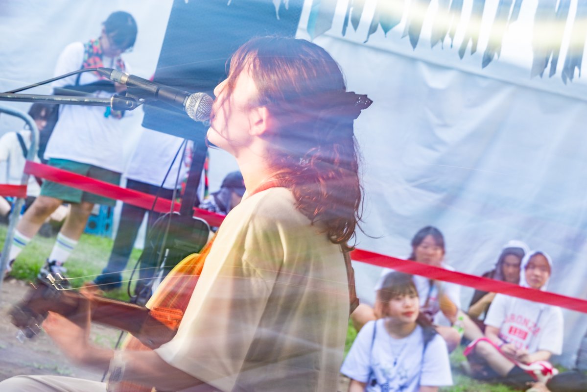 murofes's tweet photo. 【 #ムロフェス2026レポ 】

弾き語りで瑞々しい歌声を響かせるのはConton Candyから紬衣。
観客とコミュニケーションを取りながら歌う姿がチャーミングで、その声にたくさんの人が吸い寄せられてくる。
空がオレンジがかってきた頃にみんなで優しく歌った"ファジーネーブル"は格別だった。

pic @katada0326
#murofes