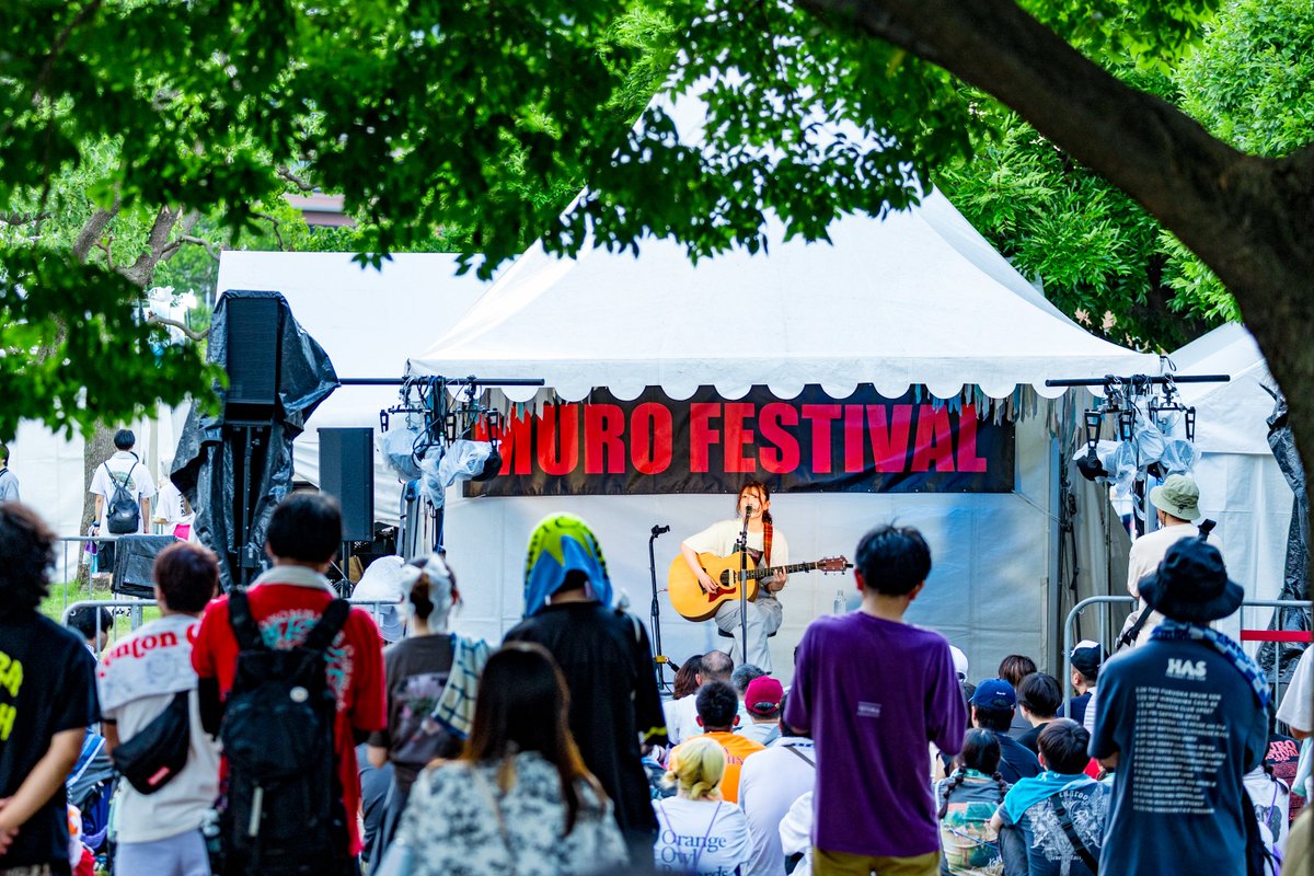murofes's tweet photo. 【 #ムロフェス2026レポ 】

弾き語りで瑞々しい歌声を響かせるのはConton Candyから紬衣。
観客とコミュニケーションを取りながら歌う姿がチャーミングで、その声にたくさんの人が吸い寄せられてくる。
空がオレンジがかってきた頃にみんなで優しく歌った"ファジーネーブル"は格別だった。

pic @katada0326
#murofes