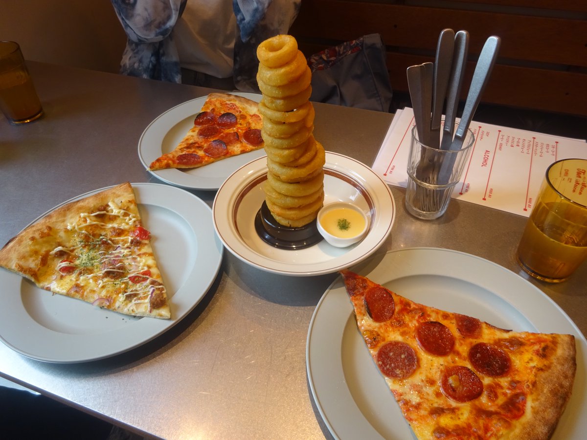 kns_one's tweet photo. で、ゲームの合間に昼食。
これまた川俣にできたおしゃれスポット、Tom Sliceでピザを食べてきました。大きめで薄めなアメリカンスタイル。ペパロニいっぱいで美味しかったです。オニオンリングについてたソースがものすごく美味しかったので、次回はそこら辺を深掘りしないといけないなと思いました。 https://t.co/GLTds89ybb