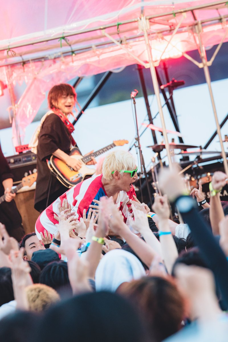 murofes's tweet photo. 【 #ムロフェス2026レポ 】

アルカラ結成24周年のまさに当日！ アルカラヒットソングメドレーを締めくくる“交差点”では、ムロさん＋GOTR千野＋グドモたなしんとムロフェス功労者が揃ってオンステージ。この曲を小さなライブハウスで聴いていた頃、こんな未来を想像できたかよ。「続けること」「交わること」の意味を身をもって示してくれた「24分間」だった。
（文字数オーバー）

pic @ideta0907
#murofes