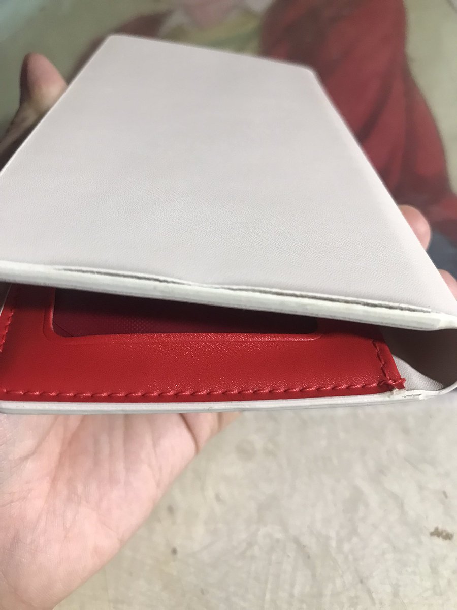 han_nnnaa's tweet photo. Phone case not in good condition https://t.co/md0tozX6vd