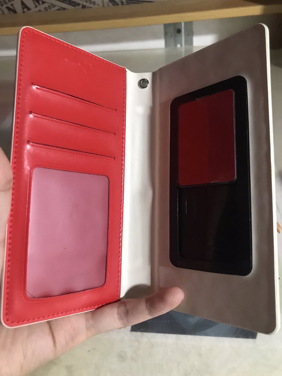 han_nnnaa's tweet photo. Phone case not in good condition https://t.co/md0tozX6vd