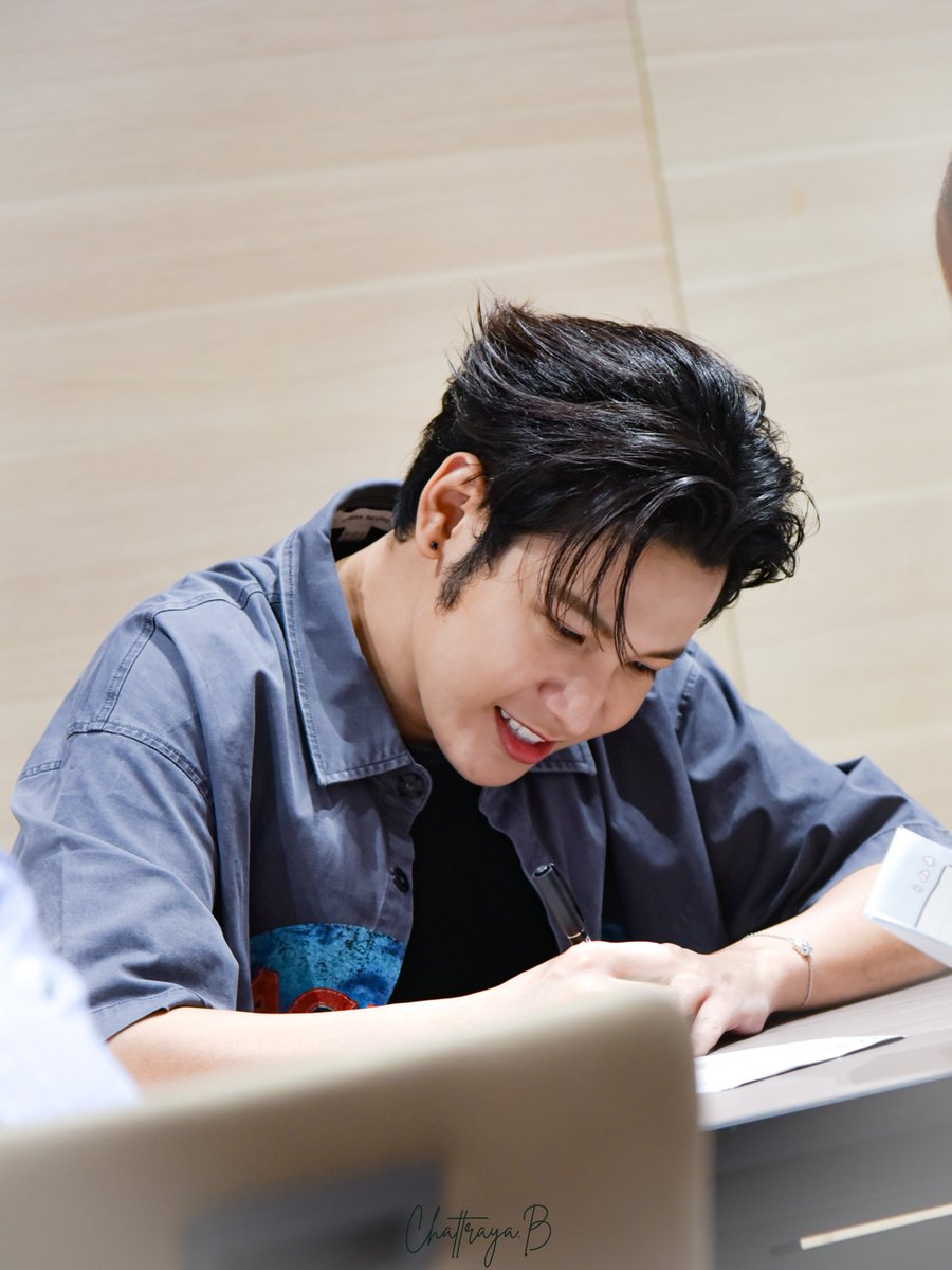 SK_CBenz's tweet photo. สุดหล่อ.

#งานมหกรรมนิยายนานาชาติ2026xKristSingto
#SingtoPrachaya 
#SKCBenzpix https://t.co/pftBOwF8XT