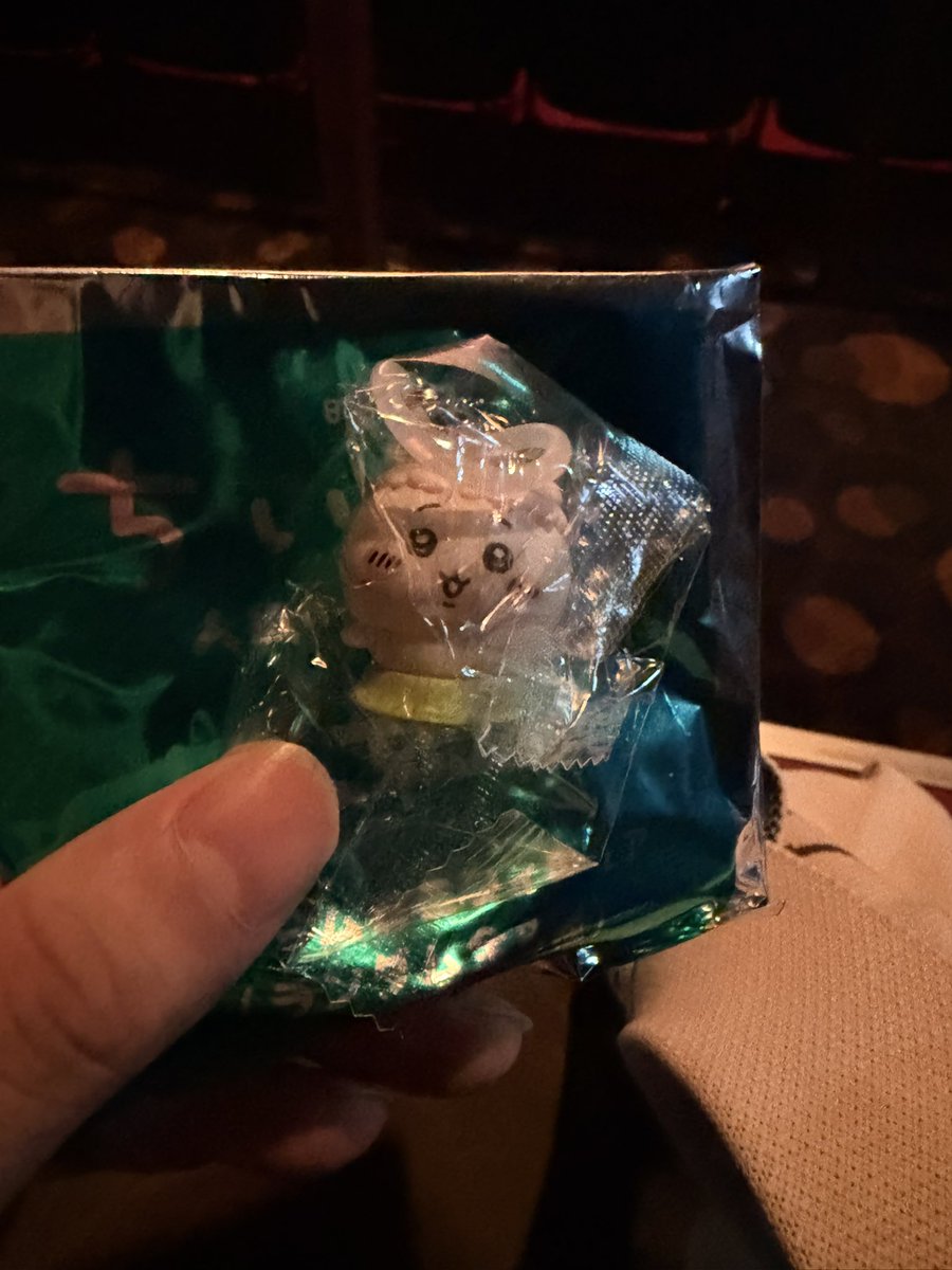 3gxaq48's tweet photo. ちいかわ 映画入場特典 交換

求め　ハチワレ　うさぎ
譲り　モモンガ　ちいかわ

衣山手渡しでしてくれる方いませんか？
今から映画なので映画が終わってから少しの間は映画館にいます。 https://t.co/HO3WobhwqM
