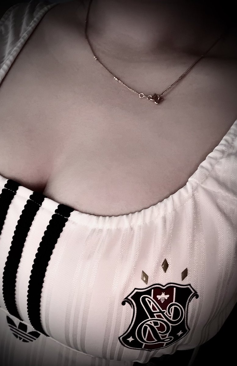 LINN5418's tweet photo. 女装你他妈胸不做弹力领口开那么大还弄橡筋线几个意思？？我他妈一边勒的喘不上气一边弯腰就全部走光。。 https://t.co/rPqC9GmqME