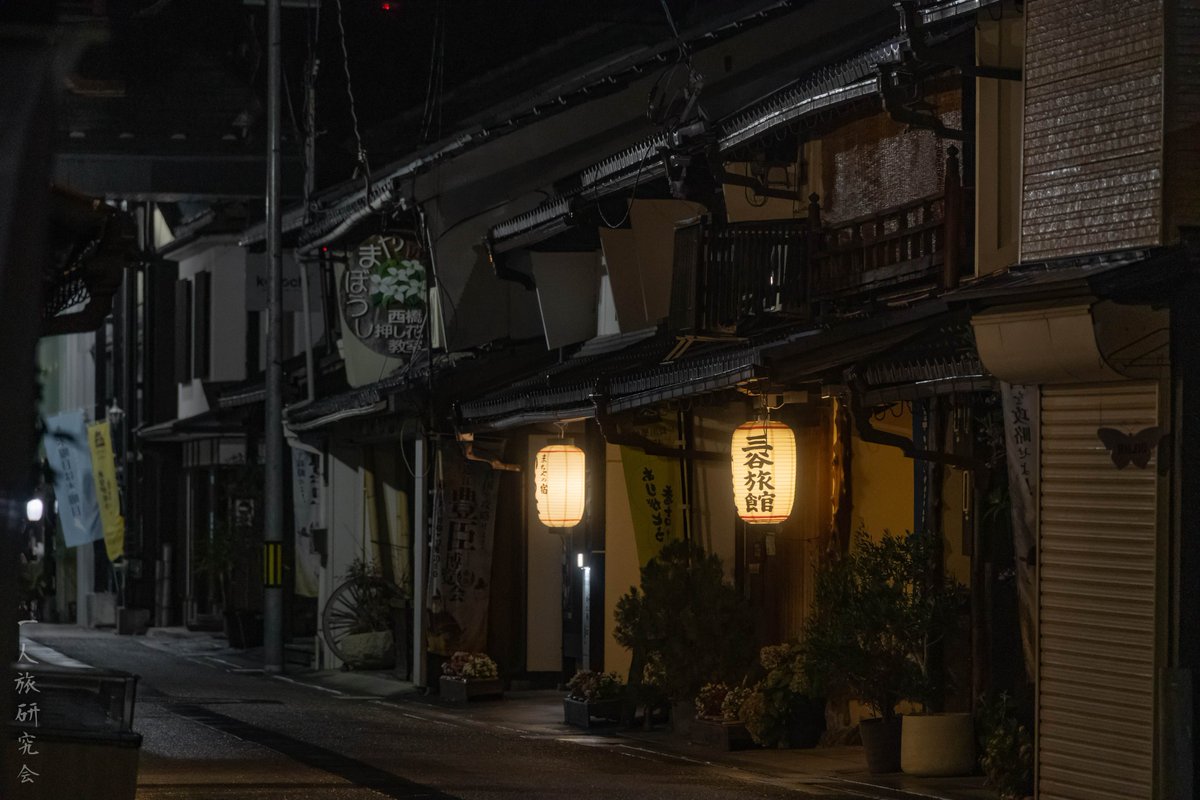hitoritabiken's tweet photo. 滋賀県長浜市のお宿、三谷旅館に泊まり、夜の町並みをてくてく。 https://t.co/i0VclsOCQM
