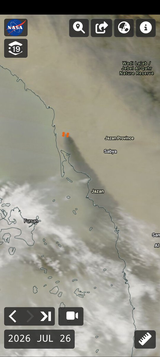 tom_bike's tweet photo. JAZAN refinery is burning bad. Crude  oil tank <s?> fire for all that black smoke. Not flaring. https://t.co/rNKRowX464