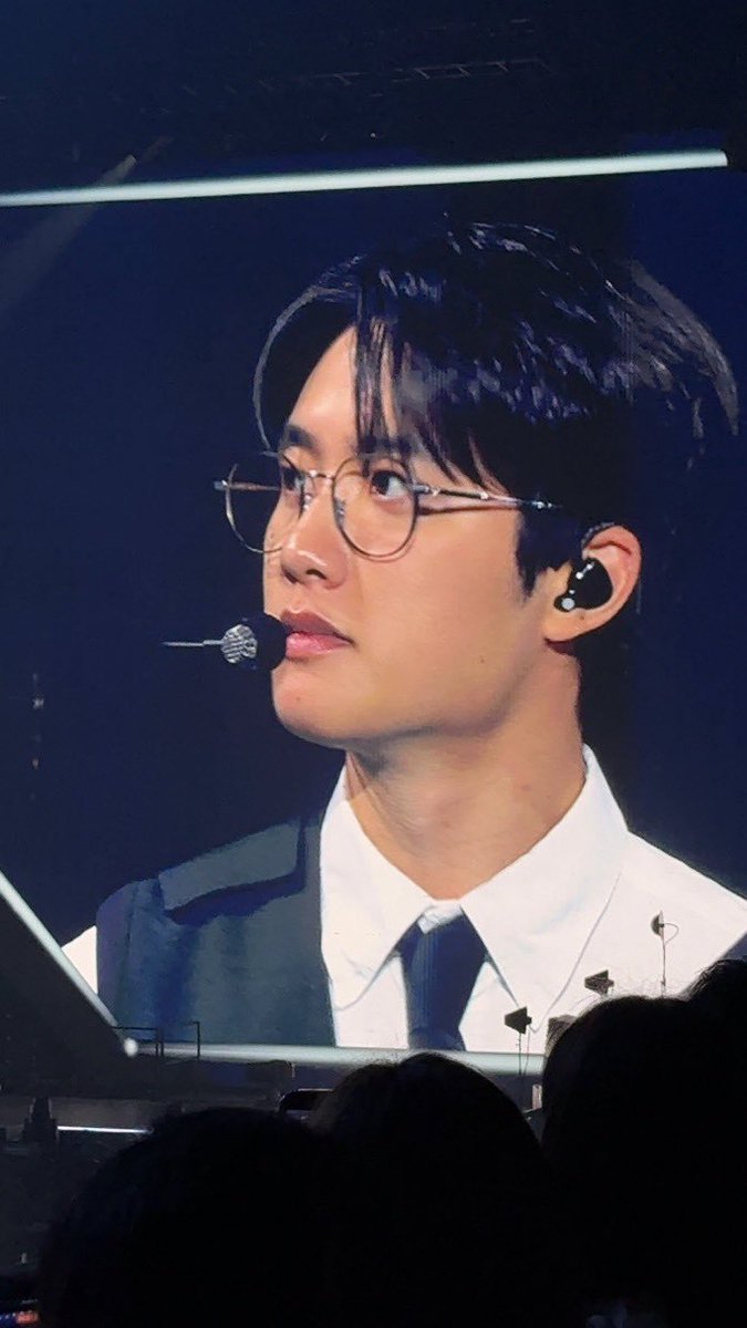 Zziranghee's tweet photo. "Doh Kyungsoo glasses" is trending in south korea lmaooo HIS IMPACT BRO 🙂‍↔️ https://t.co/8irzB3RPc7