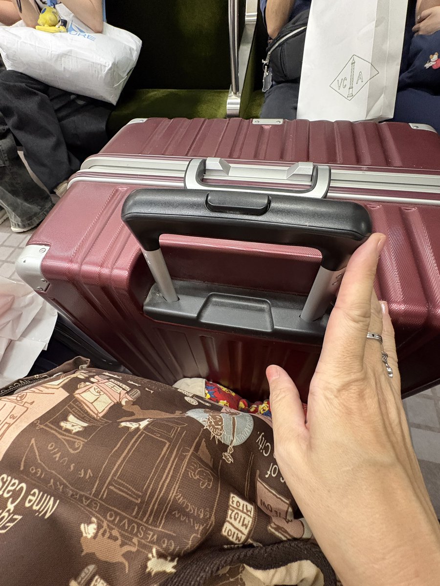 riruk999's tweet photo. 荷物いっぱいで電車に乗ってる。どうにか座ってる。あまりに荷物多いので肩身が狭いけど私の大きさは変わらないので気分だけ小さくなってる。「めっちゃ可愛いねん雑貨屋祭り」無事に終了いたしました。 https://t.co/ccVQv3ktig