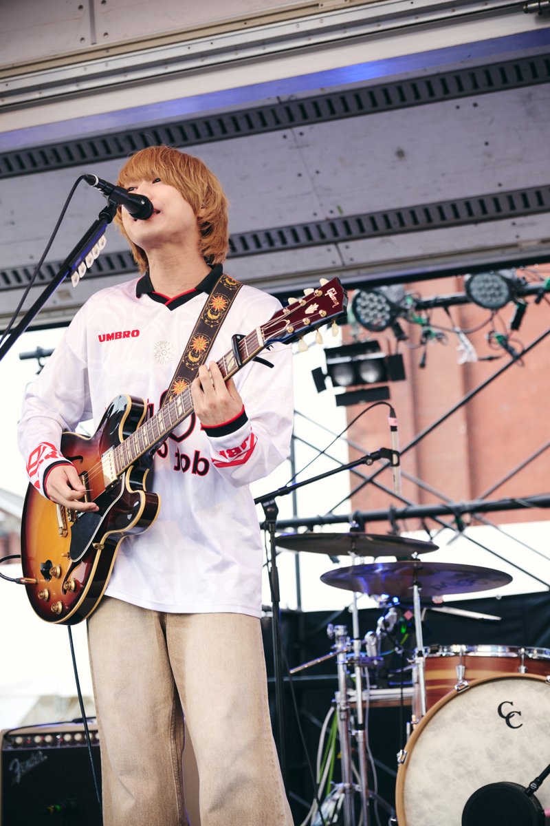 murofes's tweet photo. 【 #ムロフェス2026レポ 】

雨上がりの赤レンガステージにラブソングを響かせたのはmoon drop。"シンデレラ"では Vo.浜口飛雄也の煽りで色とりどりのタオルが回されフロアがカラフルに彩られた。「クレストでやってきたことを1番かっこよくやる、1番戦ってきた曲」と披露したのは"君に捧ぐ"。忘れられない人とバンドの曲を重ねて何が悪いと"ex.ガールフレンド"を披露し、忘れられない余韻を残した。

pic @san00000n
#murofes