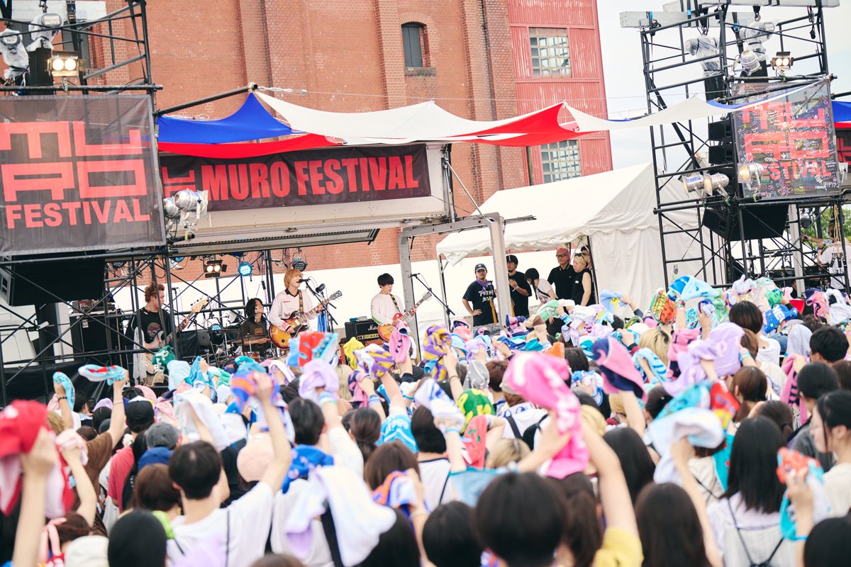 murofes's tweet photo. 【 #ムロフェス2026レポ 】

雨上がりの赤レンガステージにラブソングを響かせたのはmoon drop。"シンデレラ"では Vo.浜口飛雄也の煽りで色とりどりのタオルが回されフロアがカラフルに彩られた。「クレストでやってきたことを1番かっこよくやる、1番戦ってきた曲」と披露したのは"君に捧ぐ"。忘れられない人とバンドの曲を重ねて何が悪いと"ex.ガールフレンド"を披露し、忘れられない余韻を残した。

pic @san00000n
#murofes