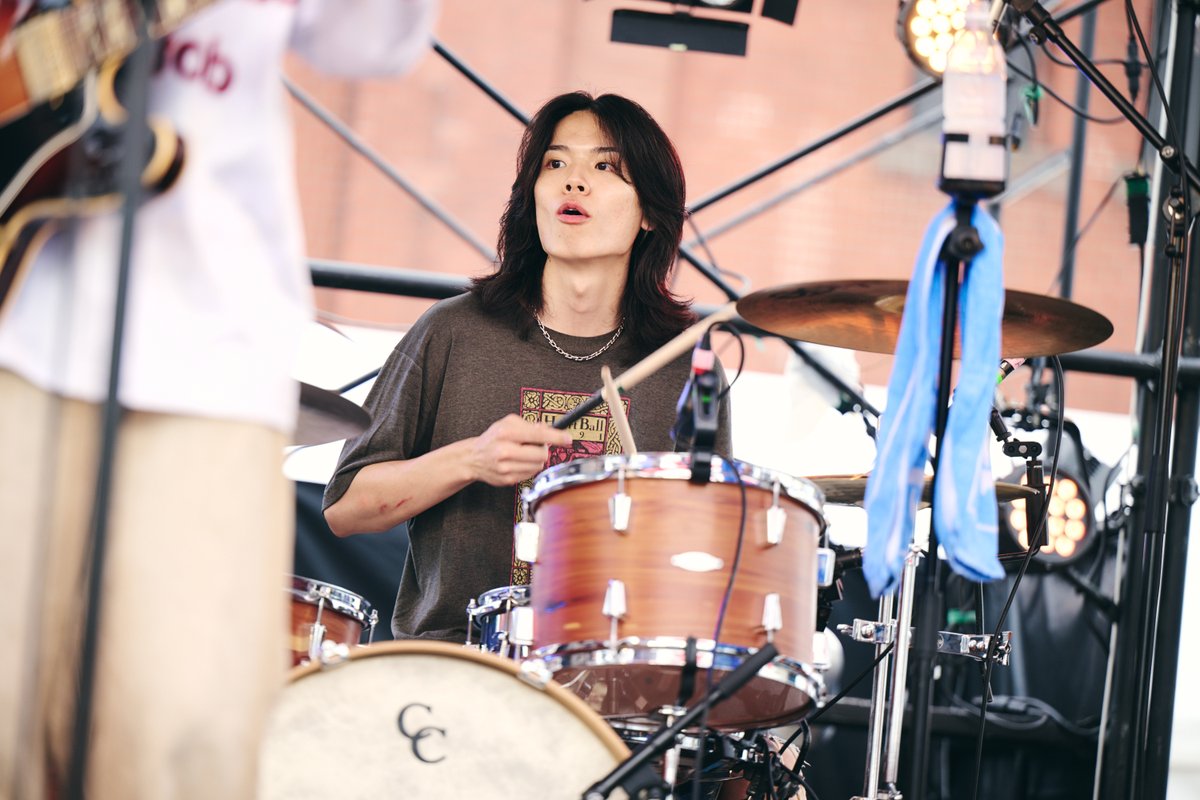 murofes's tweet photo. 【 #ムロフェス2026レポ 】

雨上がりの赤レンガステージにラブソングを響かせたのはmoon drop。"シンデレラ"では Vo.浜口飛雄也の煽りで色とりどりのタオルが回されフロアがカラフルに彩られた。「クレストでやってきたことを1番かっこよくやる、1番戦ってきた曲」と披露したのは"君に捧ぐ"。忘れられない人とバンドの曲を重ねて何が悪いと"ex.ガールフレンド"を披露し、忘れられない余韻を残した。

pic @san00000n
#murofes