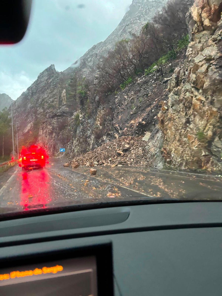 diegocdn28's tweet photo. @AdrianBarbon @lanuevaespana Presidente, la queja más repetida de los turistas es el estado de la AS15, las fotos corrieron como la pólvora. Volverá a haber muertos en esta carretera. https://t.co/gS2sCsgKNF