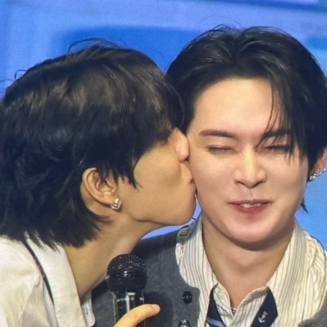 d1sorderlynoise's tweet photo. the most giddy i’ve ever seen lee know:
-soul beam rice cake game
-fanmeeting relay kiss
-concert “i do” almost-kiss

he loves kissing that boy https://t.co/m52zLC9SnU
