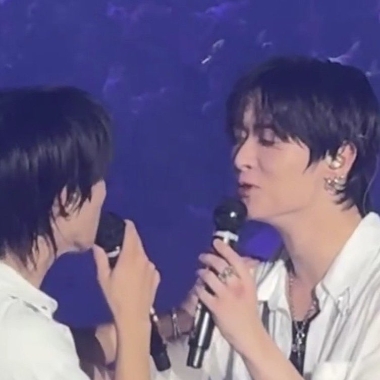 d1sorderlynoise's tweet photo. the most giddy i’ve ever seen lee know:
-soul beam rice cake game
-fanmeeting relay kiss
-concert “i do” almost-kiss

he loves kissing that boy https://t.co/m52zLC9SnU