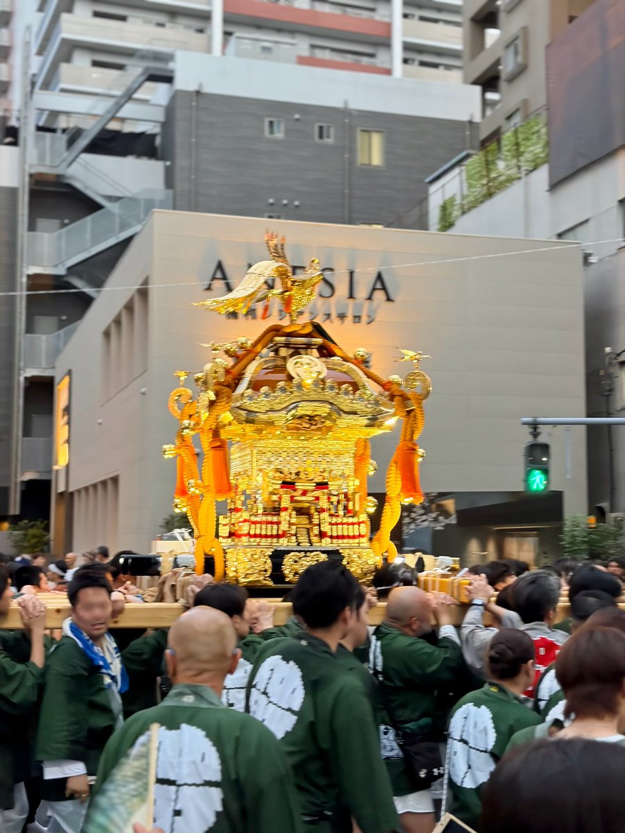 soetezz's tweet photo. 浦和まつり。予定よりも早く雨が降り出したものの14時頃には持ち直してました。個人的には薄暮れどきに輝く御神輿が1番好きです。この写真を撮ったのが18:20で、そのあとすぐに大粒の雨が降り出してしまいました。きょうはそこで人手が減ってしまったかもしれません。 https://t.co/i64vS1jM6j