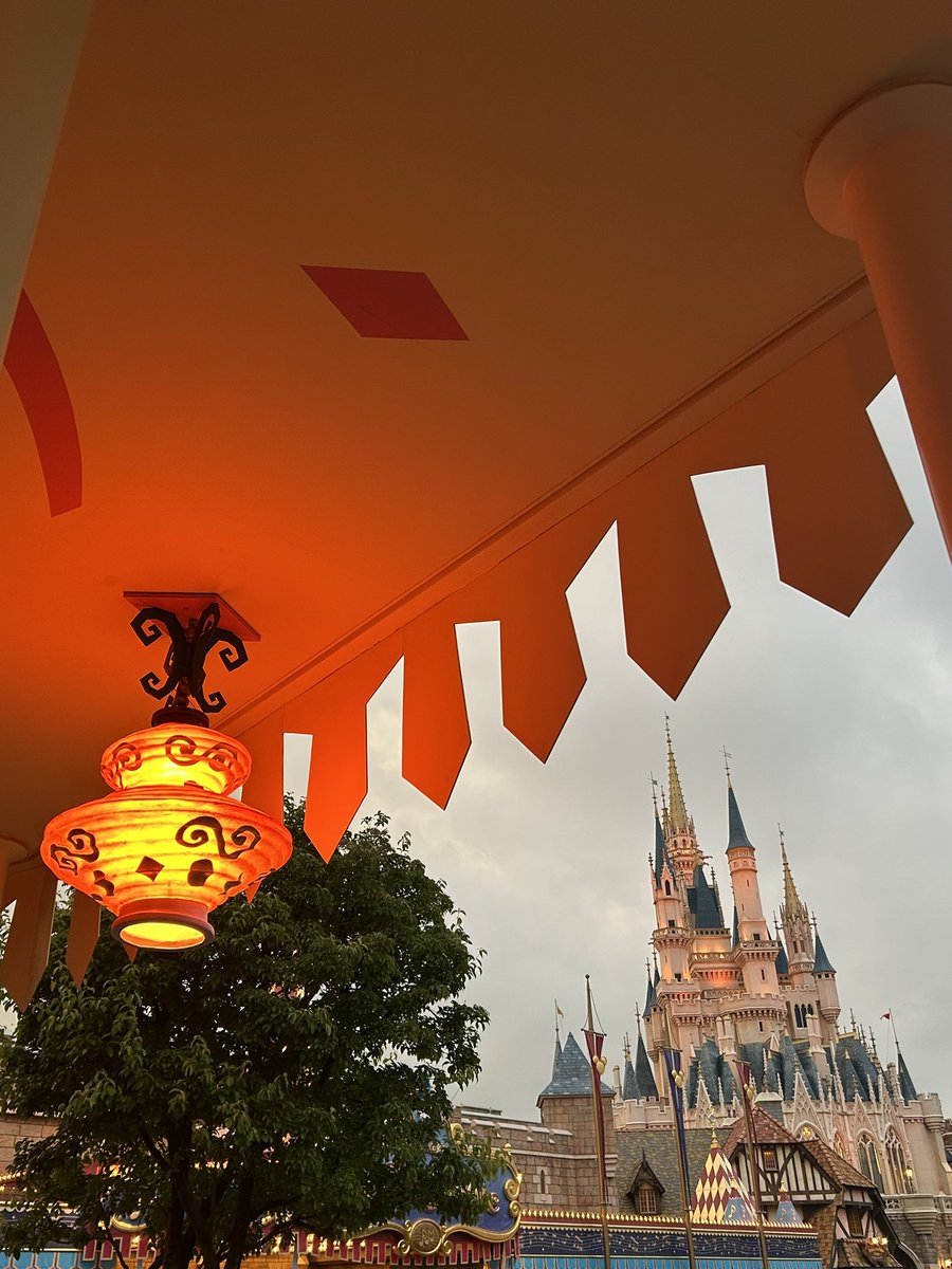 giggle_no2's tweet photo. 夕暮れのシンデレラ城。

#東京ディズニーランド
#東京ディズニーリゾート
#シンデレラ城
#アリスのティーパーティ
#tokyodisneyland
#tokyodisneyresort
#iPhone14
#キリトリセカイ
#写真好きな人と繋がりたい https://t.co/CA5MsggFL2
