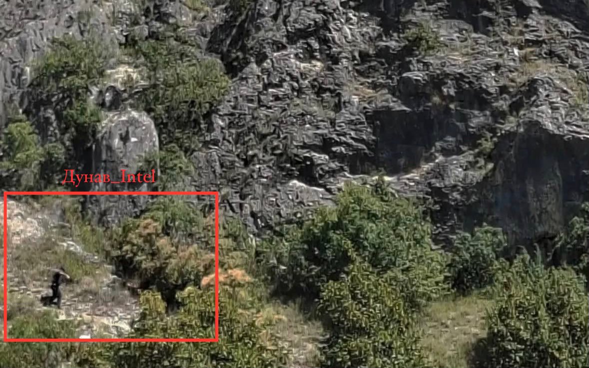 Lukai1861's tweet photo. #Kosovo #Serbia | #UNCONFIRMED Local sources report that members of so-called Kosovo Police special units, including ROSU personnel, were deployed today in the vicinity of the Monastery of the Holy Archangels near Prizren during celebrations marking the monastery’s patron saint’s day. 

Images circulating on social media appear to show armed personnel positioned on elevated ground overlooking Dušan’s Fortress, with what appear to be “sniper rifles covering the surrounding area”.

#Kosovo #Serbia #KiM #Prizren #ROSU #KosovoPolice #Security #Orthodox #MilitaryNews