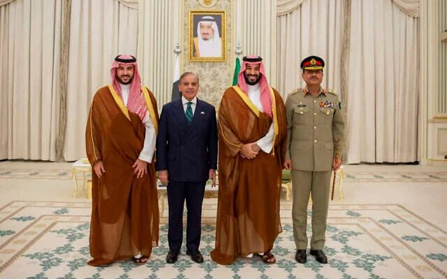 DeanMarkus4's tweet photo. 1/
So #Pakistan’s army regime is essentially brokering "protection deals" between Iran &amp; #KSA while profiting off illicit Iranian oil routes? Leveraging Gulf security for private oil ventures is dangerous statecraft that destabilizes the region further.
@husainhaqqani @mazdaki https://t.co/uPtf4QQW9A
