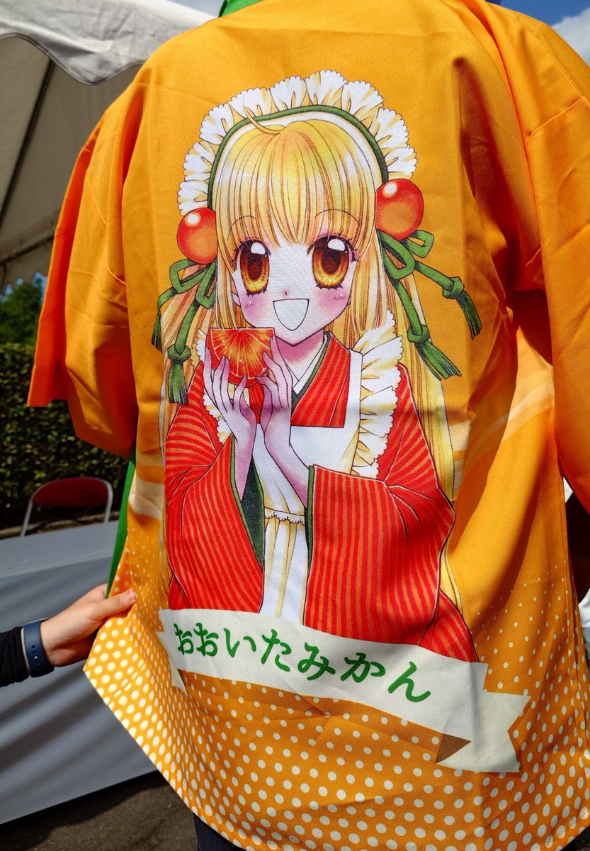 saotomegalaxy's tweet photo. 杵築市のハウスみかん販促@ハーモニーランド。松本夏実先生作の美娘ちゃんが販促に目茶苦茶使われてて思わぬところで歓喜🥳
美娘ちゃんってもうPR稼働されてないのかなぁ…もったいないなぁ…って勝手に思ってたので嬉しい！
美娘ちゃん法被にがっつく不審者にも優しかったブースの皆さんにも感謝🙏 https://t.co/2T6q4IqsV8