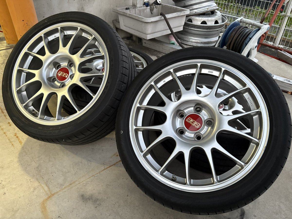 buchikowalegend's tweet photo. 車両入れ替えに伴い、嫁ぎ先探してます。

BBS  RE015  8.5J+48  ハブ径64mm
ADVANsport V107  245/40R19

レジェンド専用設計なのでホンダサイズのハブ径です。
タイヤは2023年製造ですが、去年の夏に新品で購入し、スタッドレス期間を除いて1万キロ弱走ってます。

16万で…🙇‍♂️ https://t.co/k58OOZHG9U